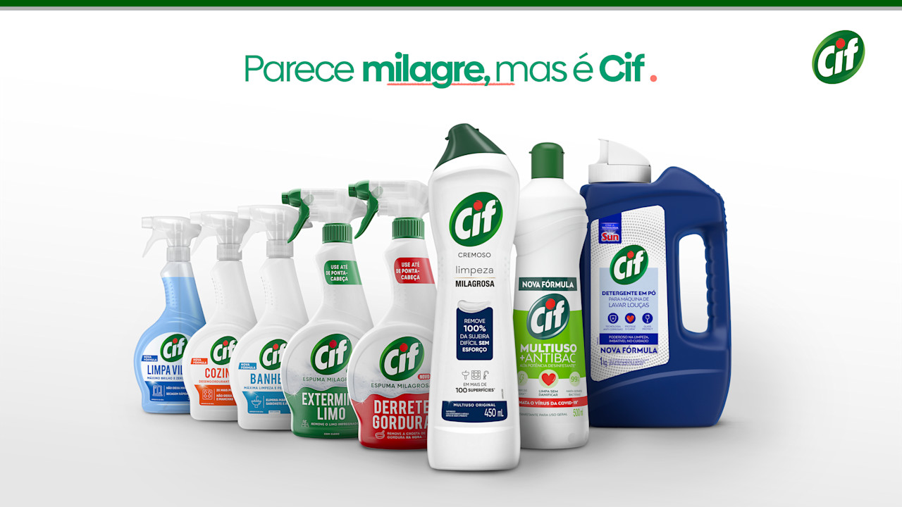 Produtos CIF em fundo verde com um coração pequeno