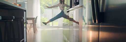 Menina pulando em uma cozinha