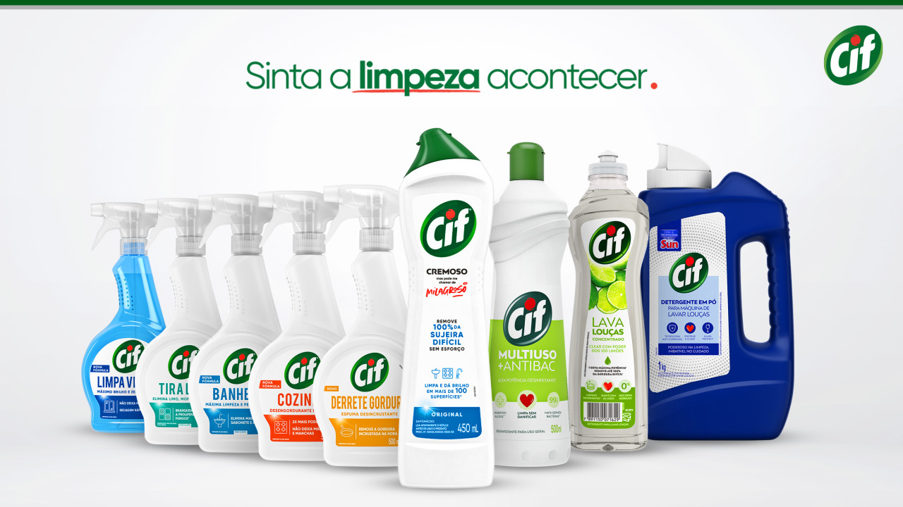 Produtos CIF em fundo verde com um coração pequeno