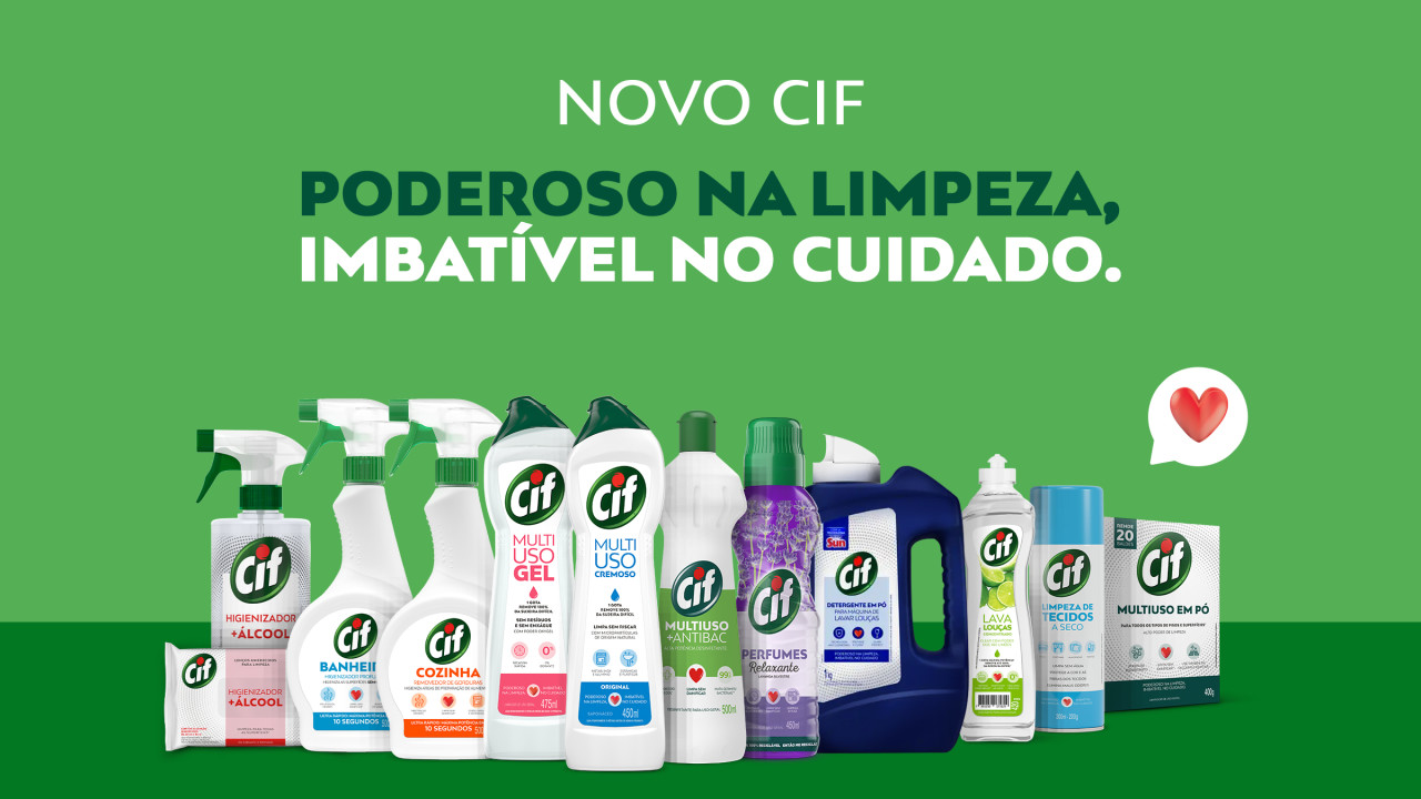 Produtos CIF em fundo verde com um coração pequeno